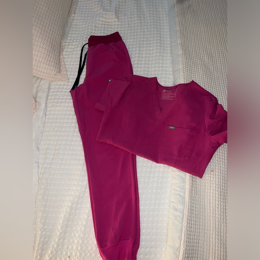 Figs Women's Jogger Scrub Set in Fuchsia